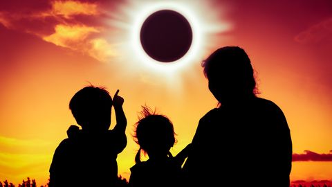 Черное пятно на Земном шаре: Илон Маск показал солнечное затмение с орбиты