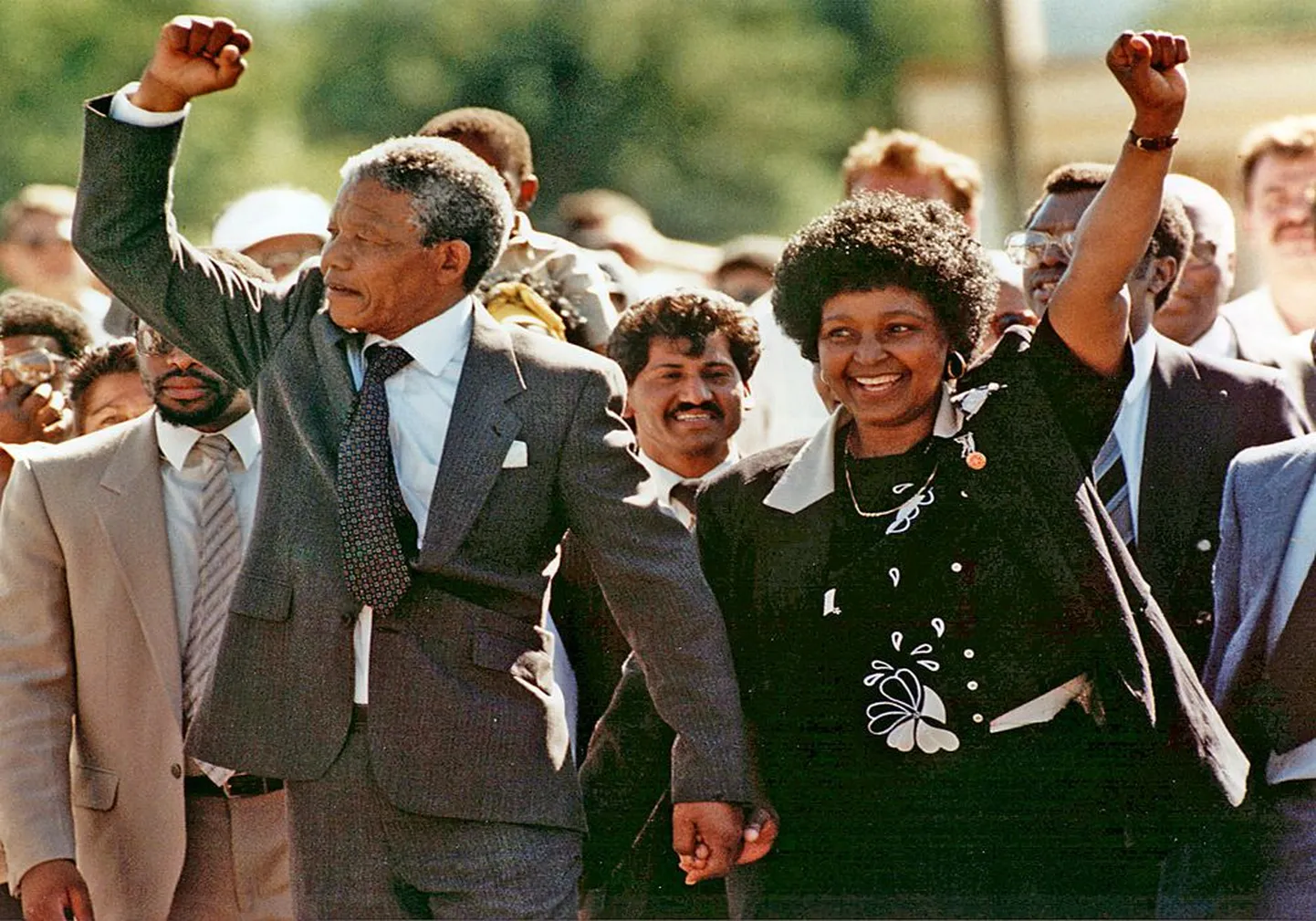 1990 год, Нельсон Мандела покидает тюрьму после 27 лет заключения, рядом — его вторая жена Винни.