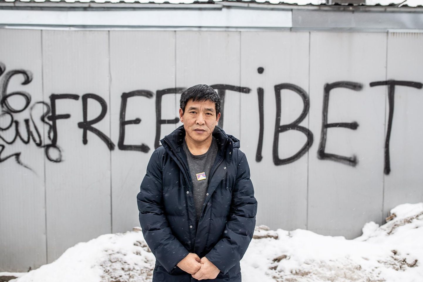 Tiibeti filmitegija ja aktivist Dhondup Wangchen Tallinna Hiina suursaatkonna majandus- ja kommertsbüroo vastas asuva grafiti «Free Tibet» ees. 