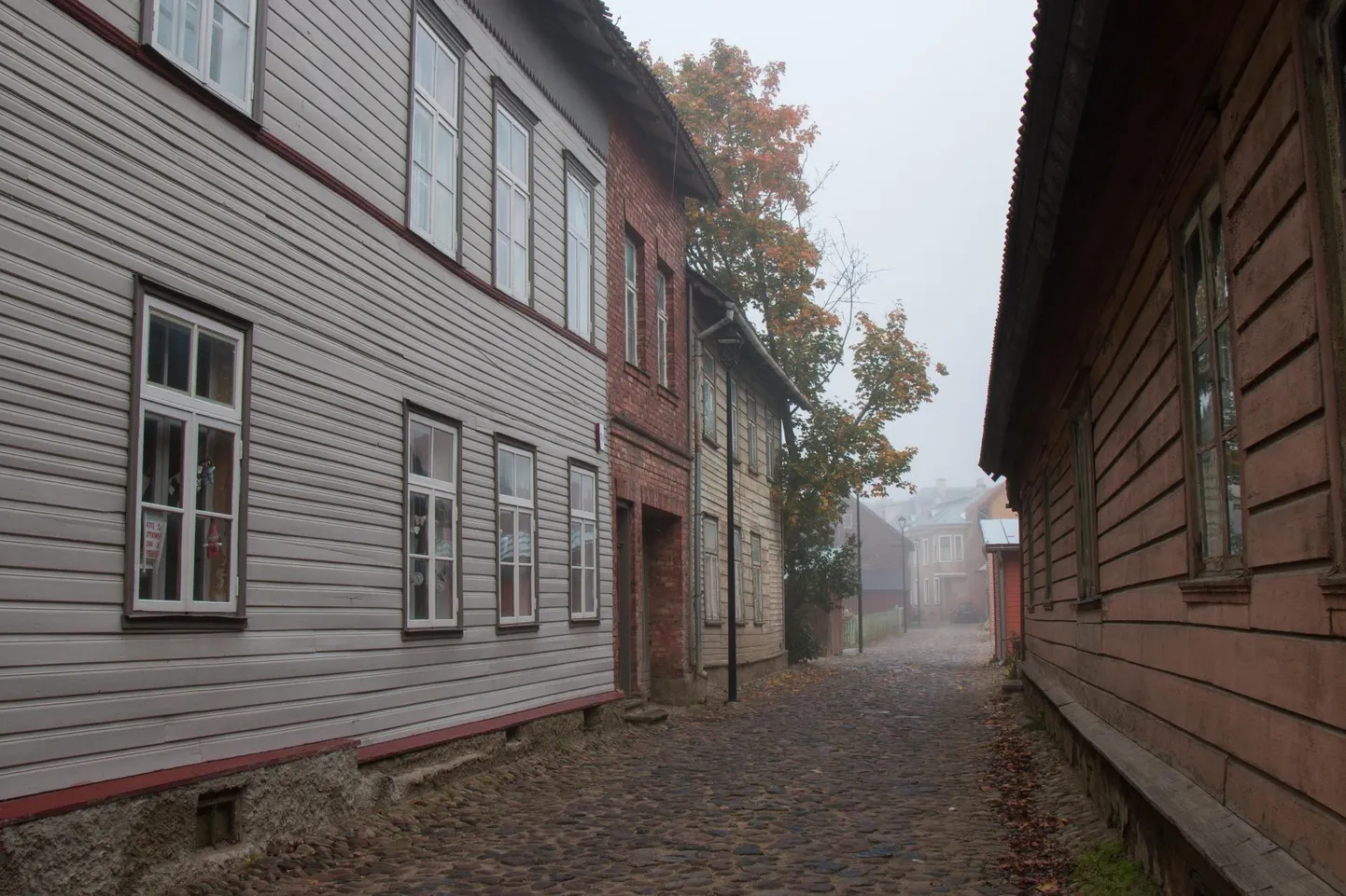 Viljandi kinnisvaraturul kasvab nii üüri- kui müügikorterite hulk, kuid hinnad püsivad veel muutumatuna. Siinsete maaklerite sõnul ilmnevad praeguse kriisi mõjud pikema aja jooksul.