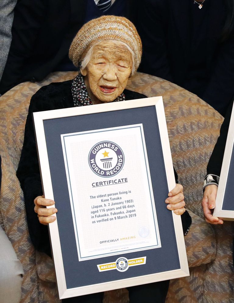 Jaapanlanna Kane Tanaka märtsis 2019 Guinnessi rekordite organisatsiooni diplomiga, mis tõendab, et ta on maailma vanim elusolev inimene