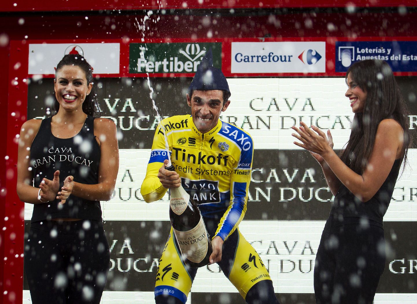 Alberto Contador võitu tähistamas