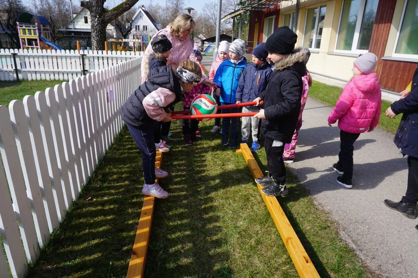 Kasekese lasteaia pere tundis liikumisest rõõmu.