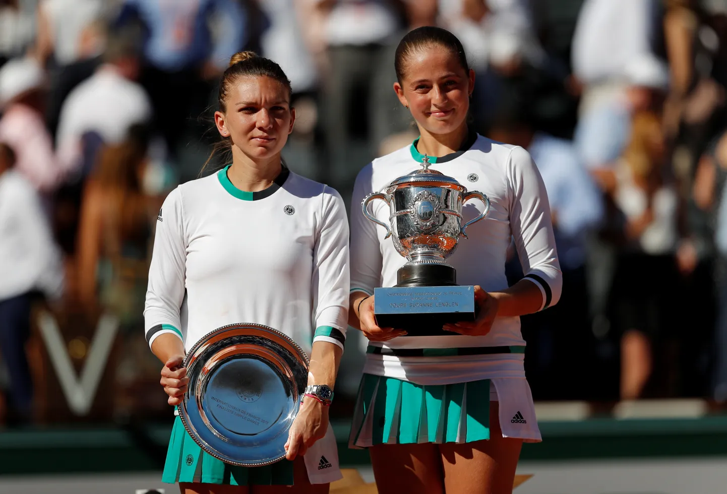 Tenisiste Simona Halepa un Aļona Ostapenko