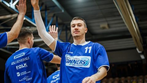 Välismaal debüüthooaja lõpetanud korvpallikoondislase vastu tuntakse huvi nii Eestist kui ka piiri tagant