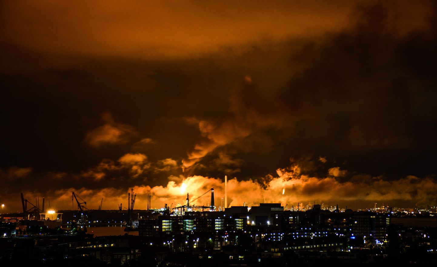 Põleng Rotterdamis Pernise rafineerimistehases.