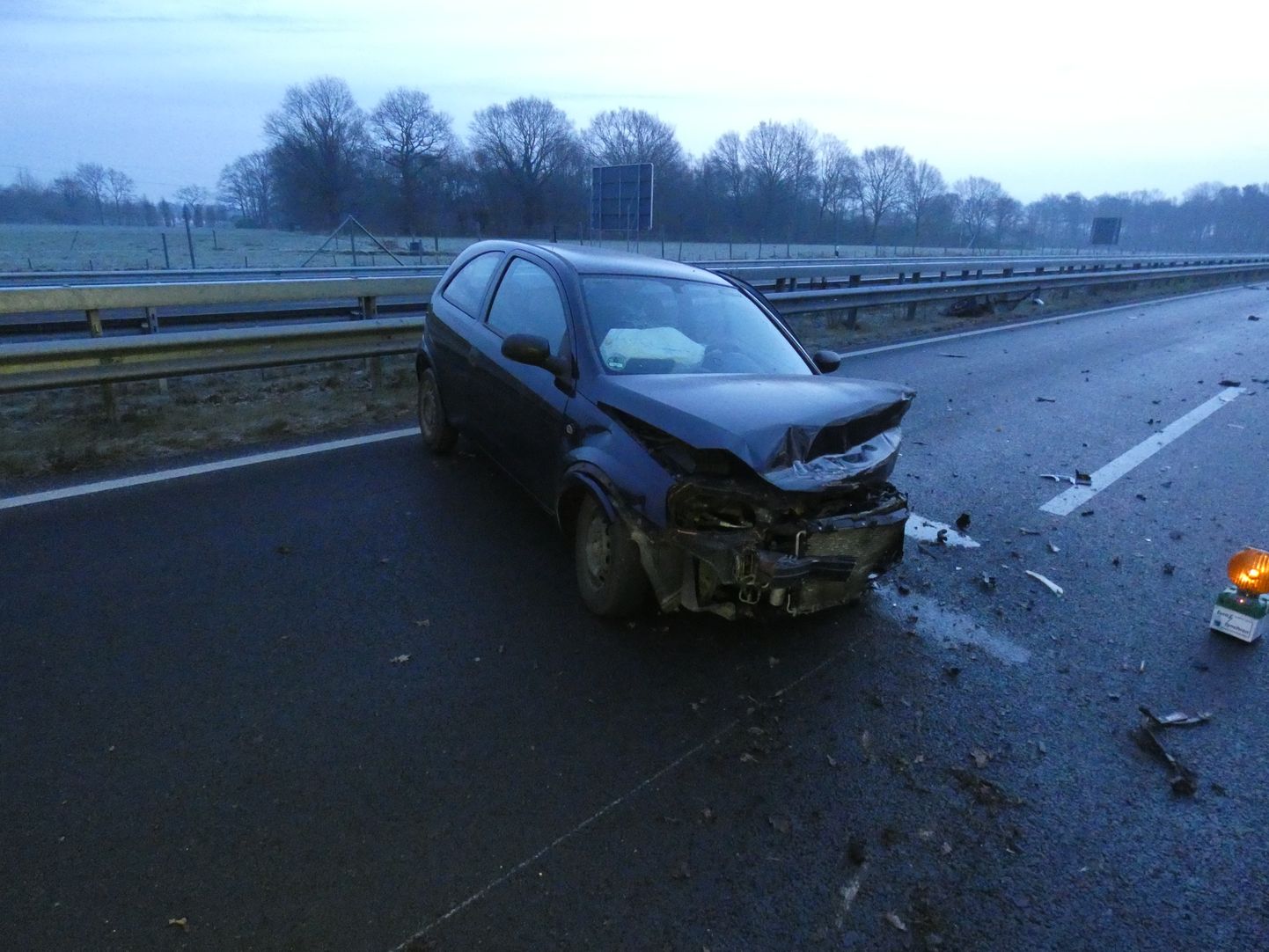 Õnnetusse sattunud ja risti sõidurajal seisev Opel Corsa kiirteel nr 28 suunaga Bremeni poole.