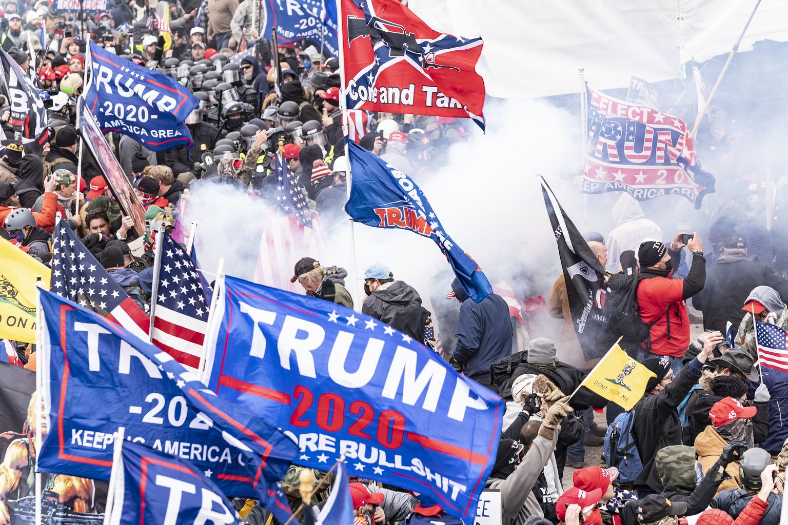 Donald Trumpi toetajad 6. jaanuaril Kapitooliumi juures.