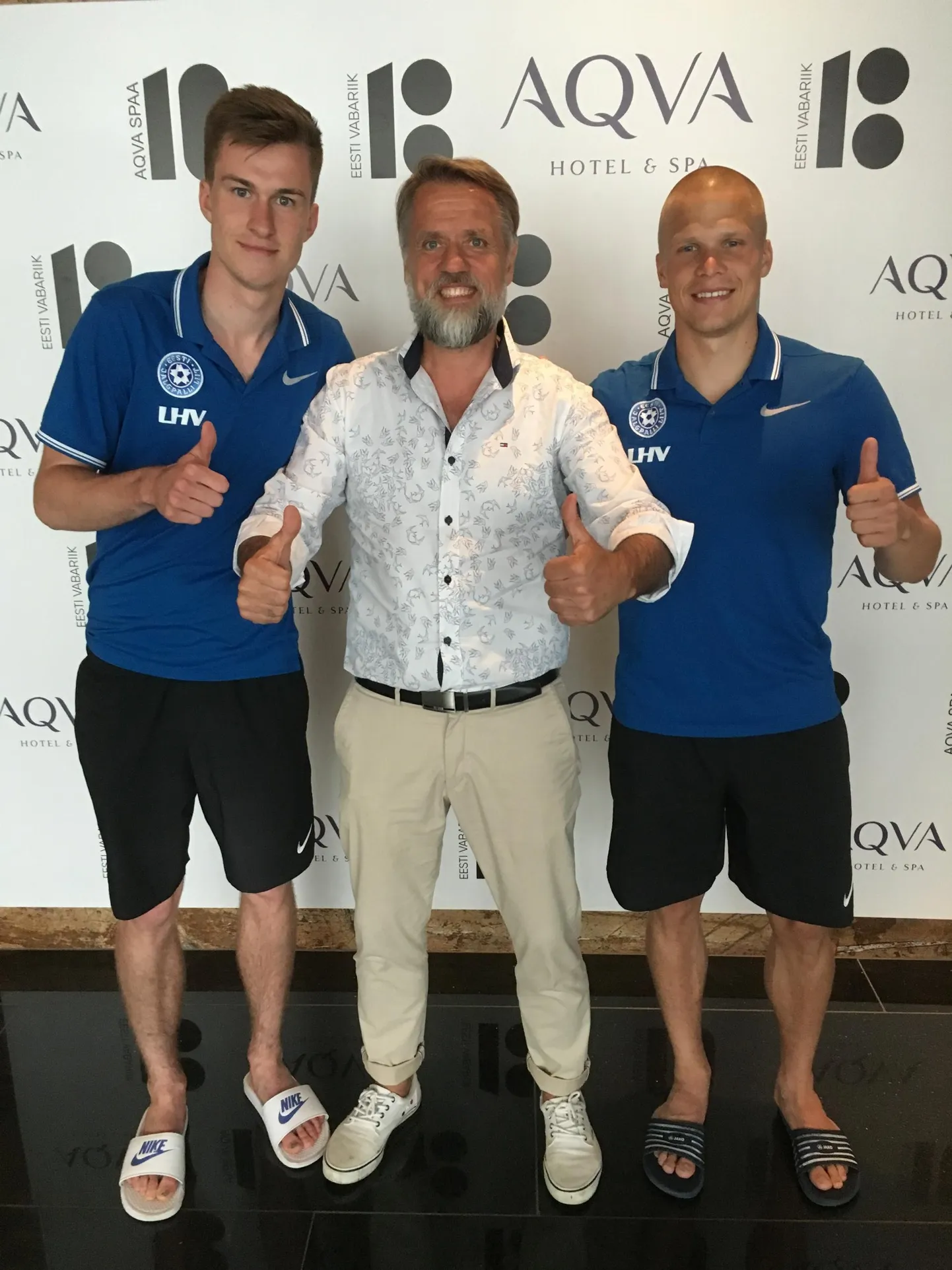 Roman Kusma (keskel) kinkis väravalööjatele Henrik Ojamaale (paremal) ja Mattias Käidile öö sviidis.