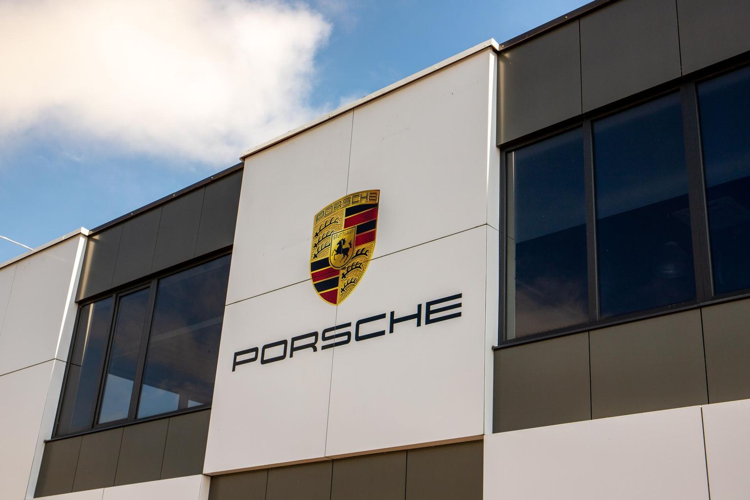 Väärikat tähtpäeva tähistatakse Audrus Porsche ringrajal.