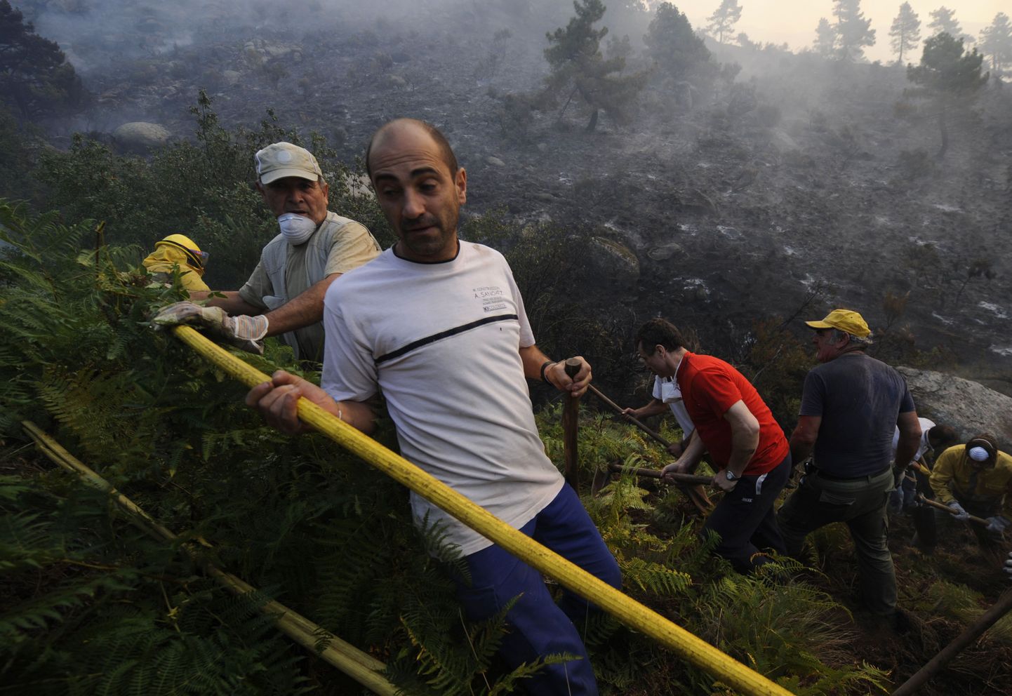 Metsatulekahjud lõõmavad Hispaanias praegu  ühtekokku 20 000 hektaril. Pildil tegutsevad vabatahtlikud tulekustutajad Avila lähistel.