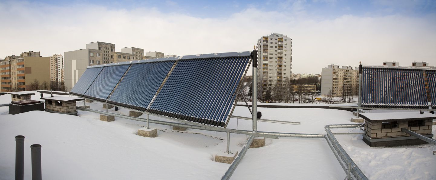 Солнечные батареи на крыше многоквартирного дома