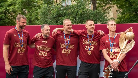 VIDEO UN FOTO ⟩ Mājās sagaidīti Latvijas 3x3 basketbolisti –