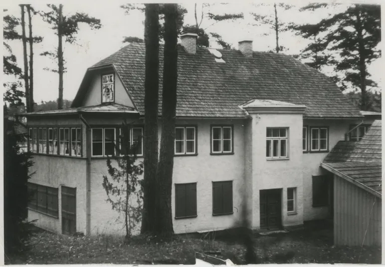 Emade puhkekodu hoone Verevi järve ääres. 1944. aastal sai see pommitabamuse ja hävis.