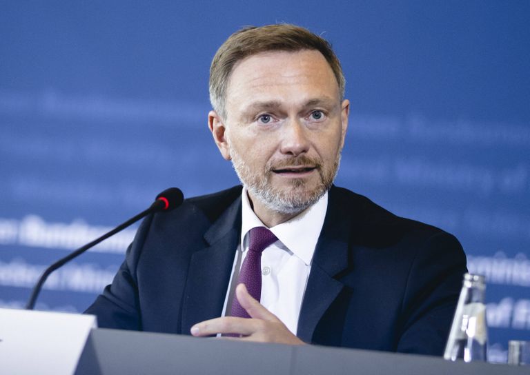 Saksamaa rahandusminister ja FDP esimees Christian Lindner tahab ära võtta Schröderi kui endise kantsleri hüved.