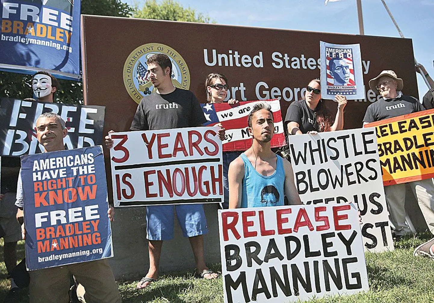 Kohtuhoone ette kogunes mõnikümmend Manningu toetajat.