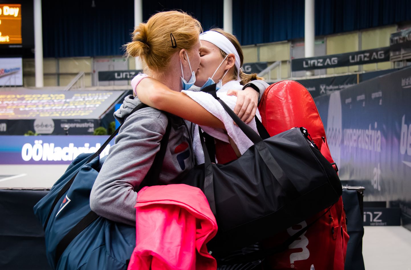 Belgia tennisemängijad Greet Minnen (paremal) ja tema tüdruksõber Alison van Uytvanck tähistavad võitu paarismängus.  2020. november.