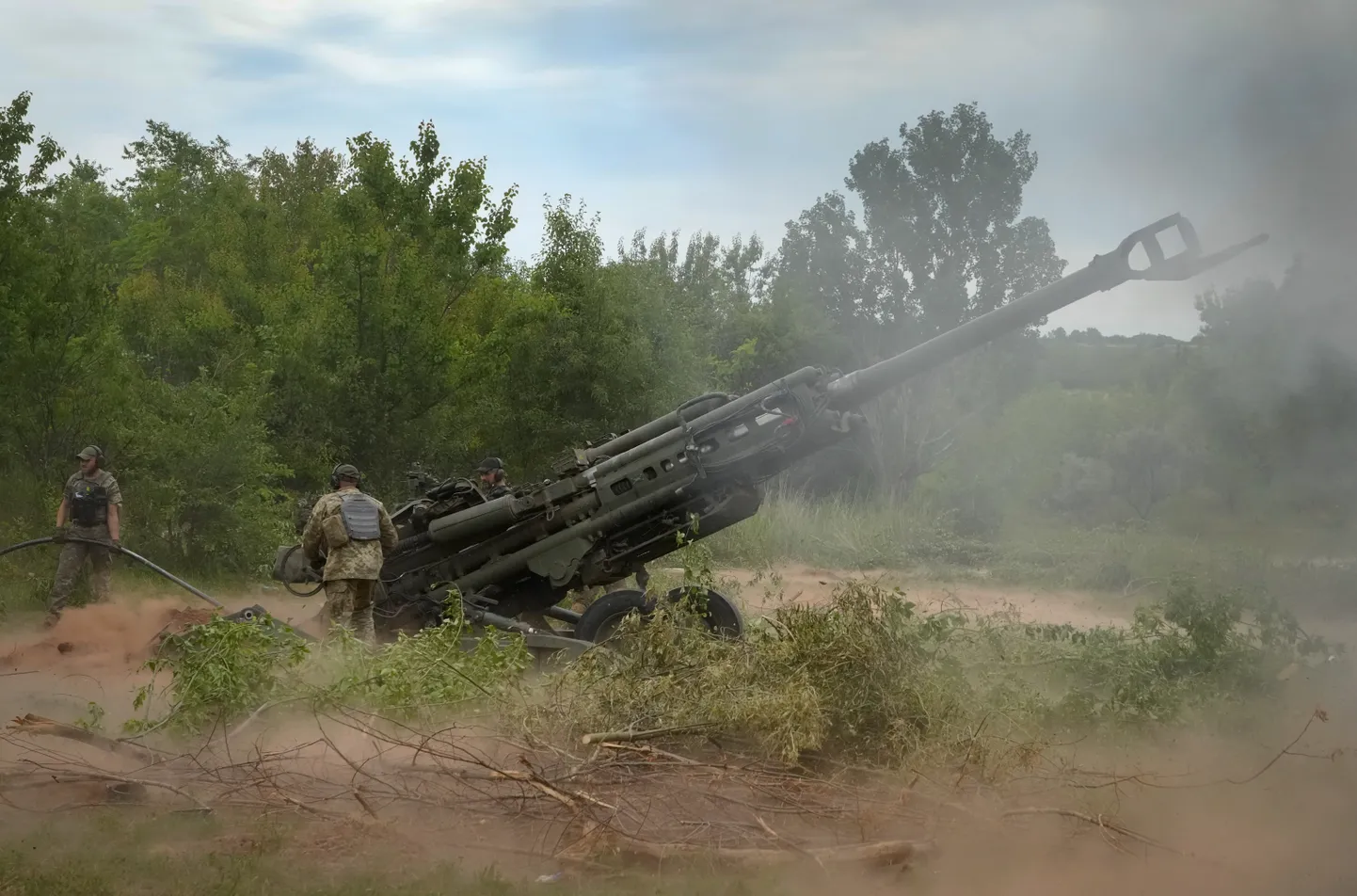 Ukraina sõdurid tulistavad Vene üksuste positsioone USA tarnitud M777 haubitsaga. Foto on illustratiivne.