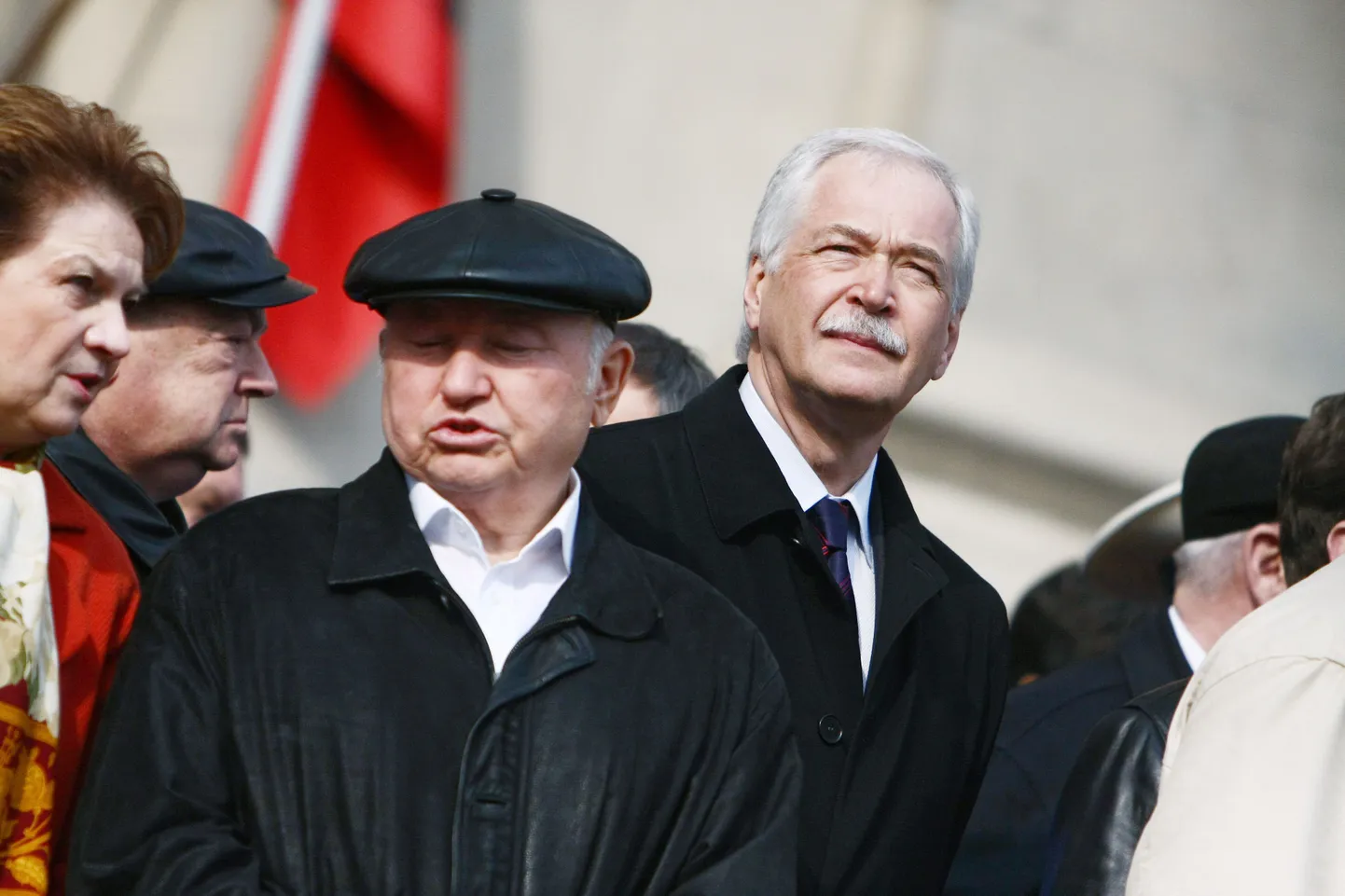 Riigiduuma spiiker Boriss Grõzlov (vuntsidega). Esiplaanil Moskva linnapea Juri Lužkov koos aselinnapea Ljudmilla Švetsovaga.