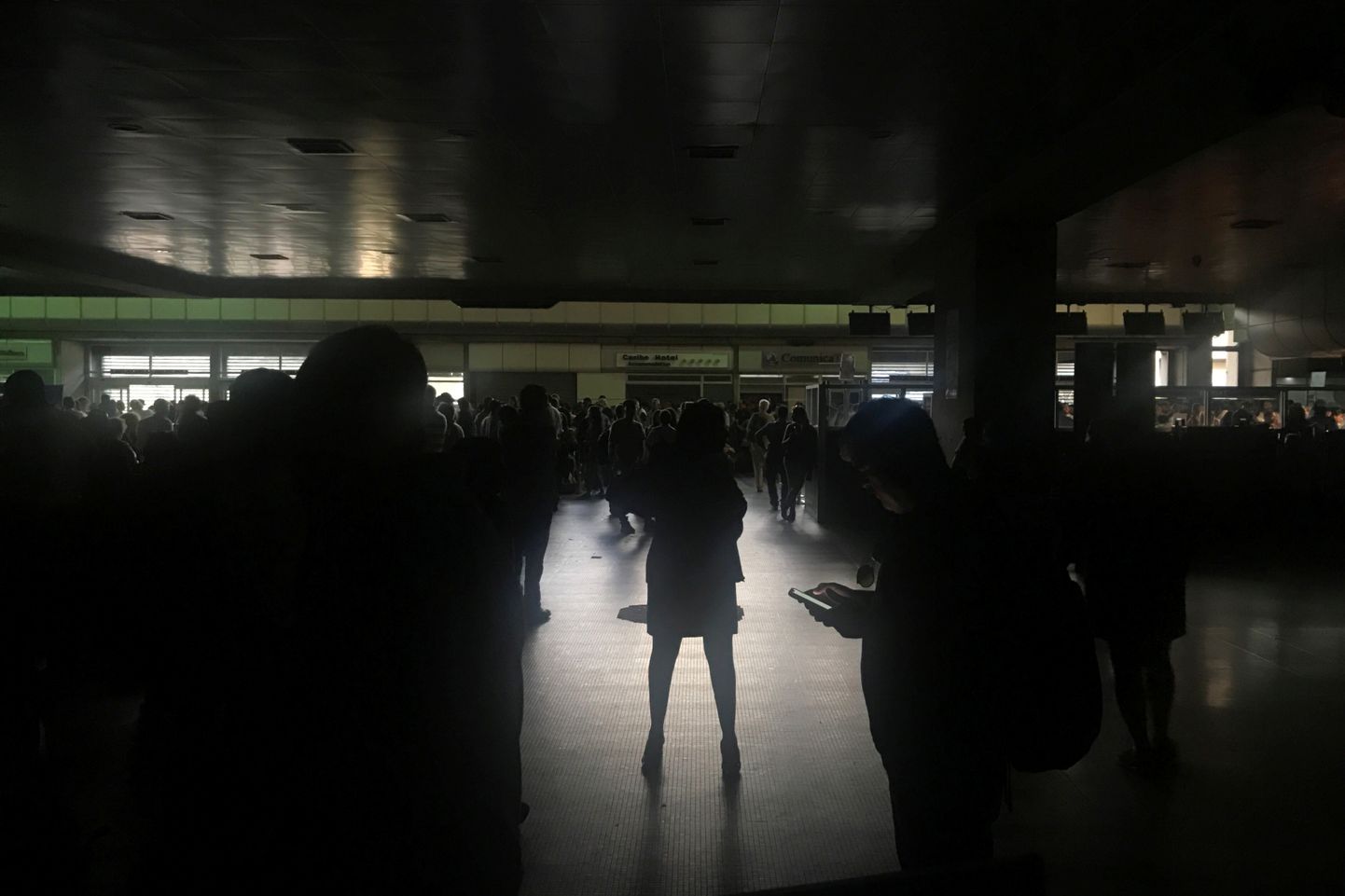 Reisijad elektrita jäänud Simon Bolivari lennujaamas Caracases.