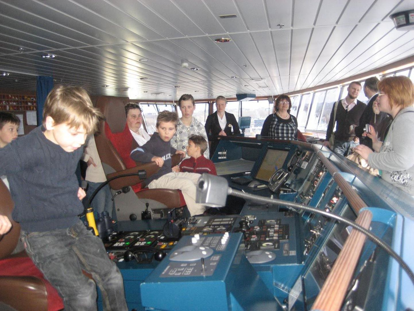 Teel Rootsi külastasid Järvamaa lasteabikeskuse kasvandikud laevas kaptenisilda.