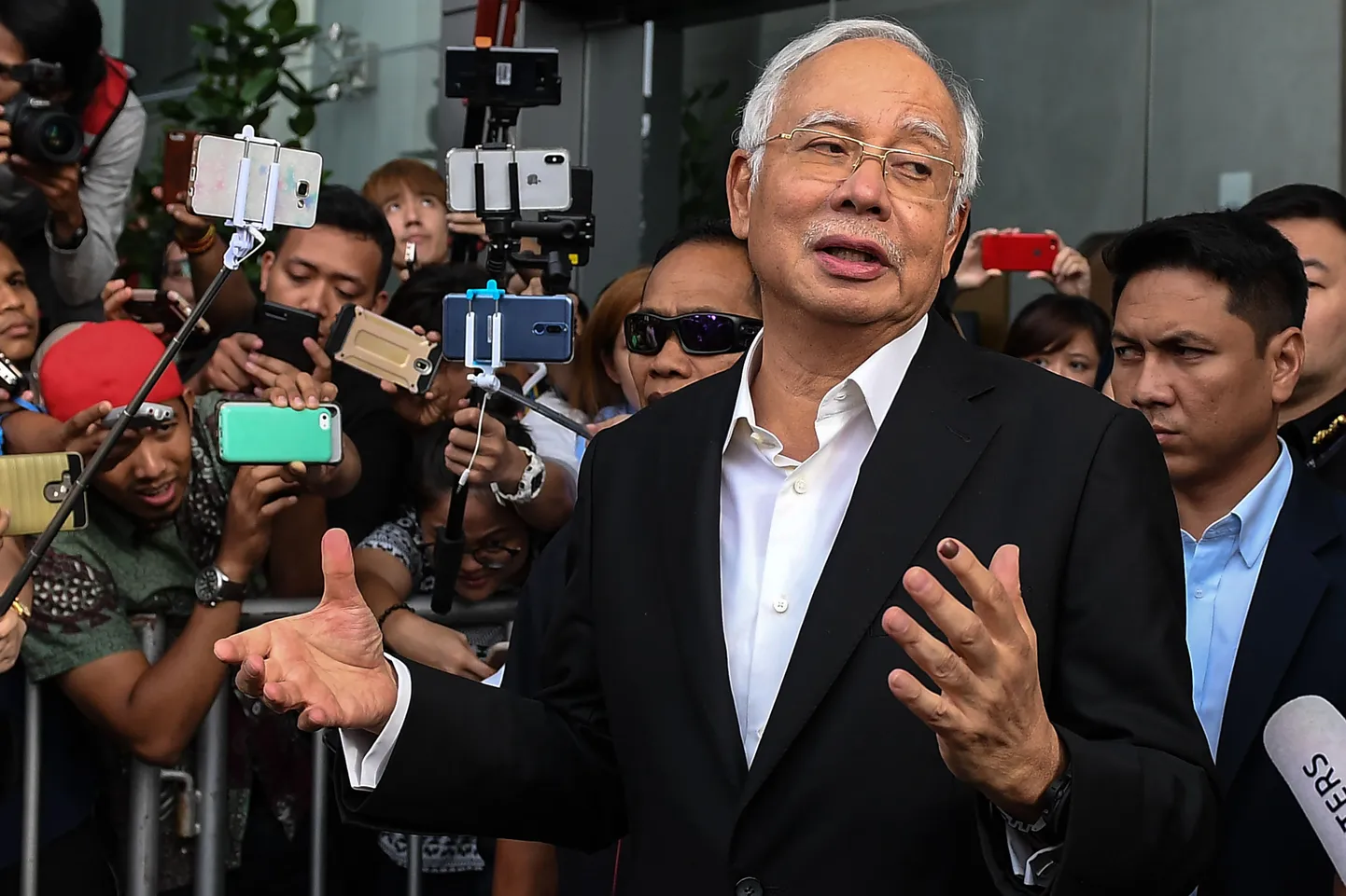 Malaisia endine peaminister Najib Razak lahkumas neljapäeval riigi korruptisoonivastase võitluse komisjoni peakorterist. Najib arrived at the anti-graft agency on May 24 to be questioned for a second time this week over a multi-billion-dollar corruption scandal following his shock election loss. / AFP PHOTO / Mohd RASFAN