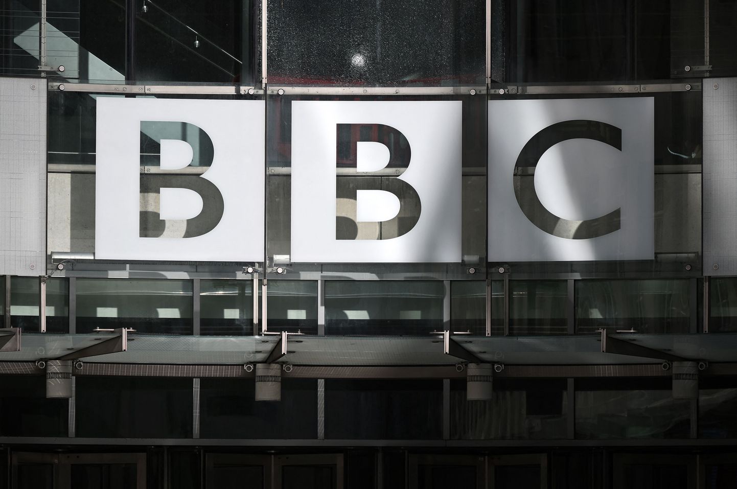 BBC logo Londonis peamaja uksel. Foto on tehtud oktoobris 2022