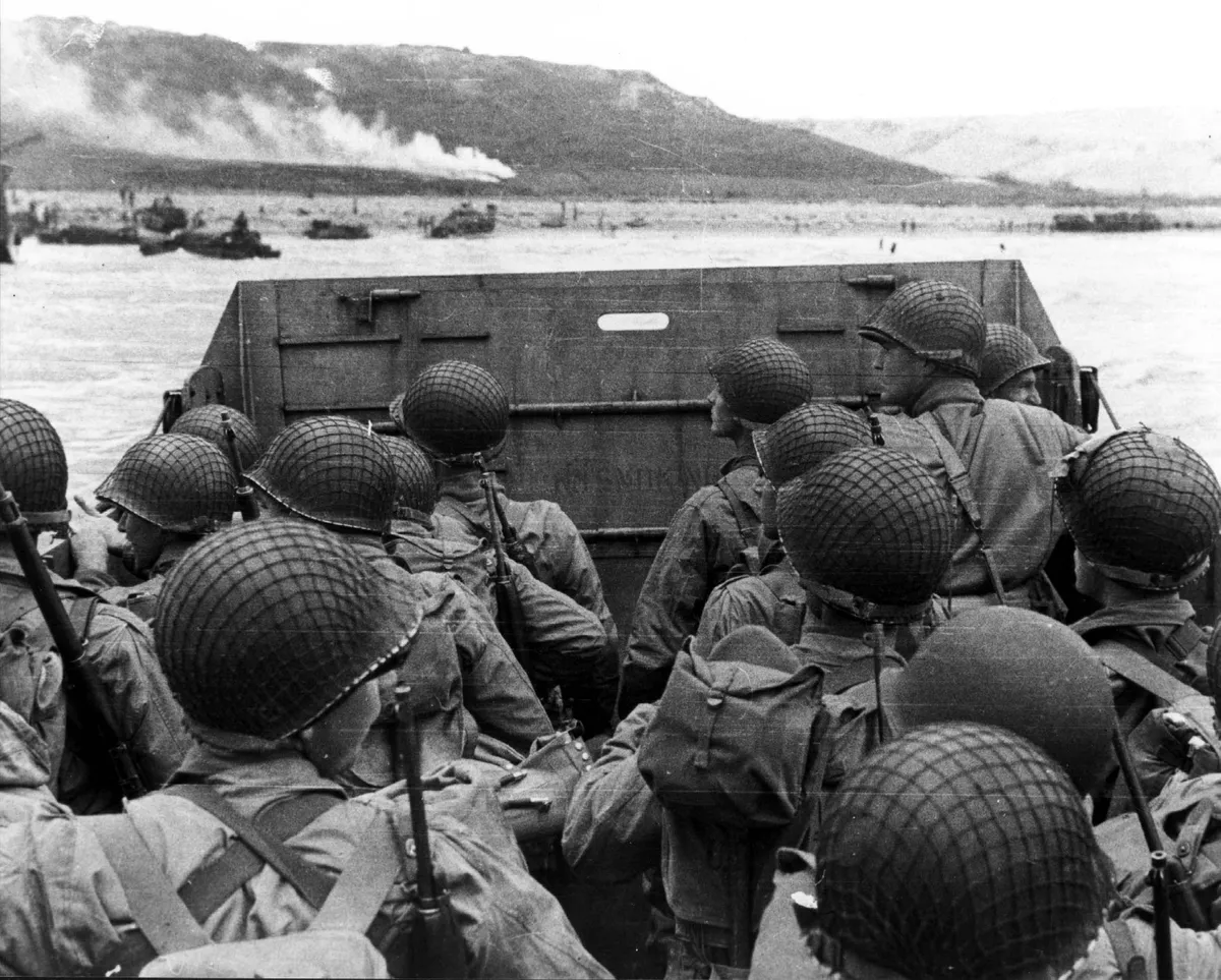 Ameerika sõdurid LCVP-lahingumasinal Normandia lahinguvälja poole liikumas.