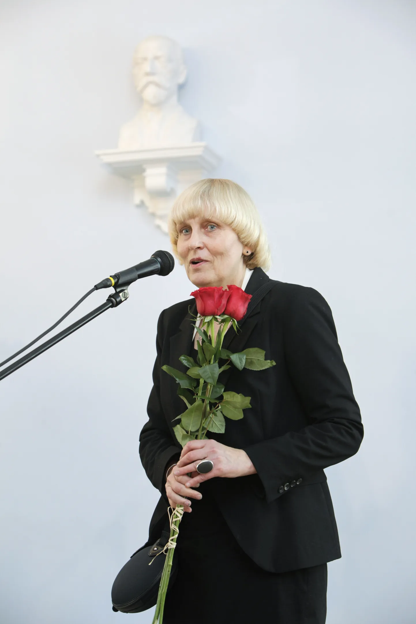 Aili Vahtrapuu on osa võtnud paljudest suurtest ühisnäitustest nii kodu- kui välismaal ning korraldanud alates 1996. aastast isiknäitusi, esimese neist Roomas ja viimase 2020. aastal Vaskjala loomekeskuses.