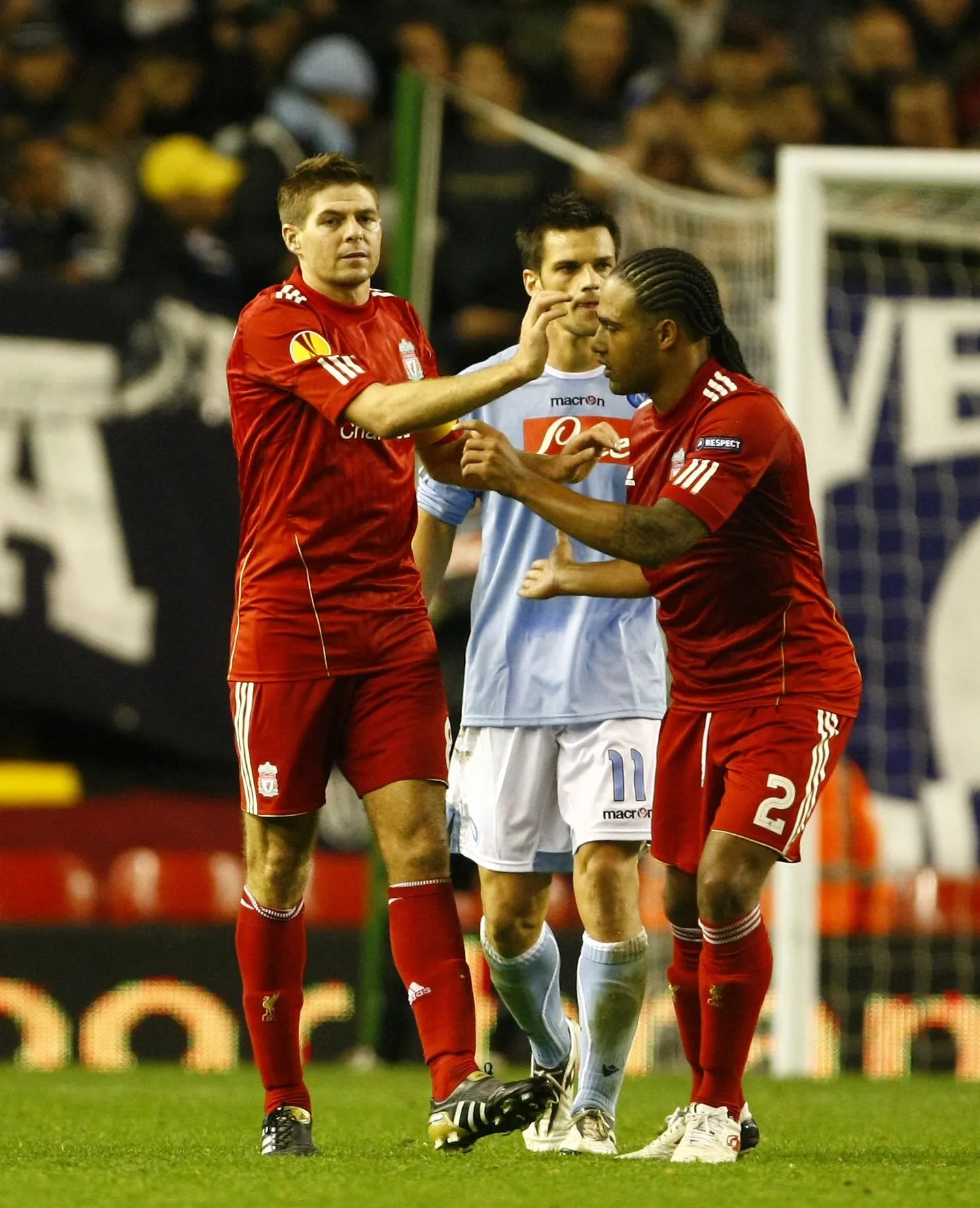 Glen Johnson (paremal) õnnitlemas Liverpooli meeskonnakaaslast Steven Gerrardi.