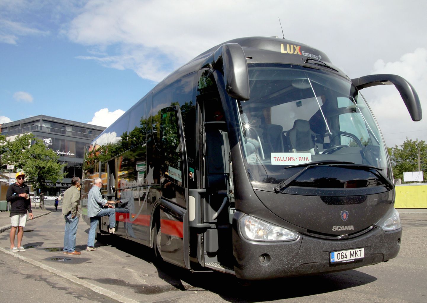 Lux Expressi kaugliini bussil tekkis teel Riiga rike.