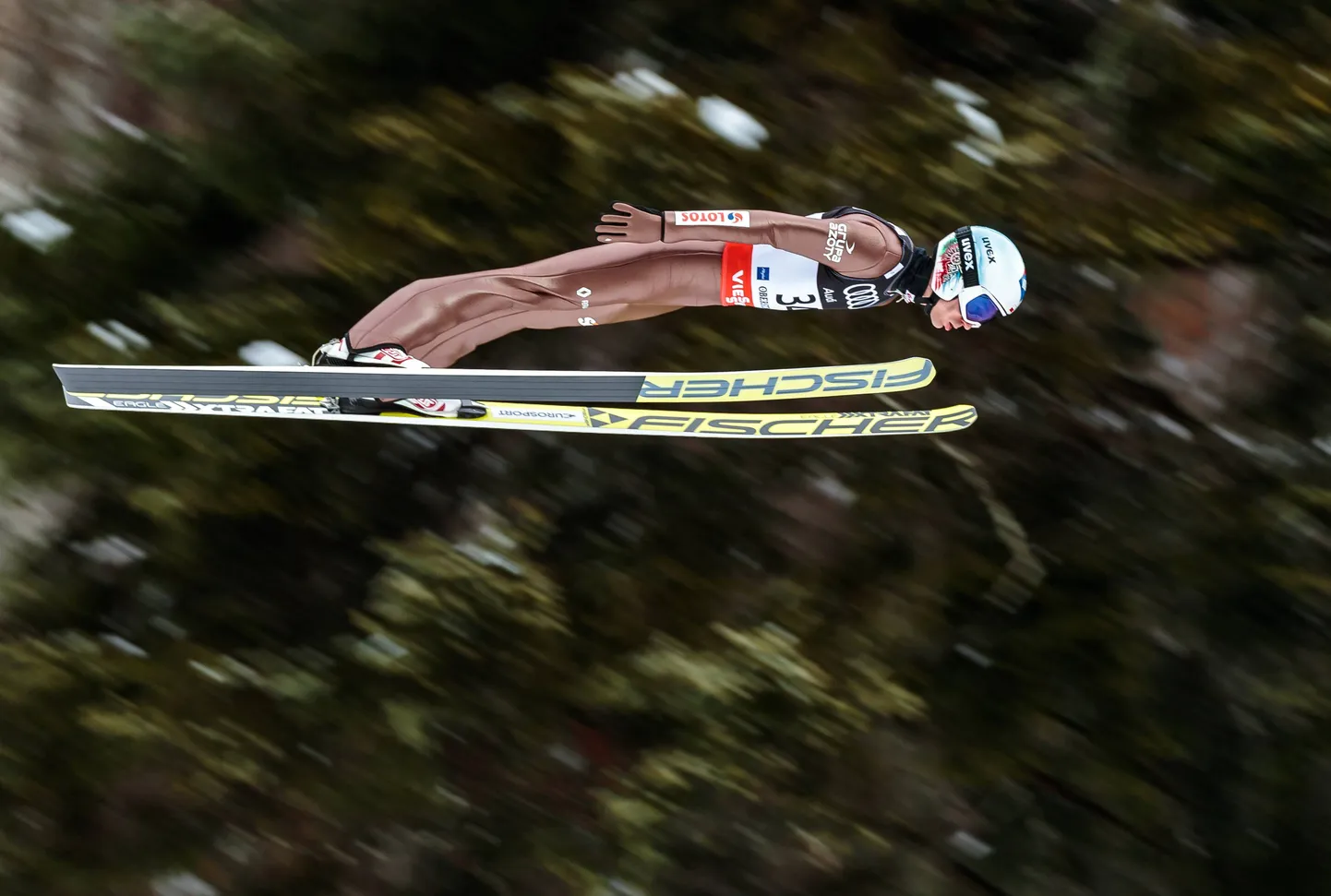 Poola suusahüppaja Kamil Stoch lendab võimsalt.
