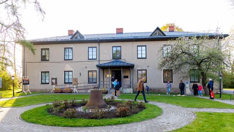 Valkas kütab kirgi parkimine muuseumi juures