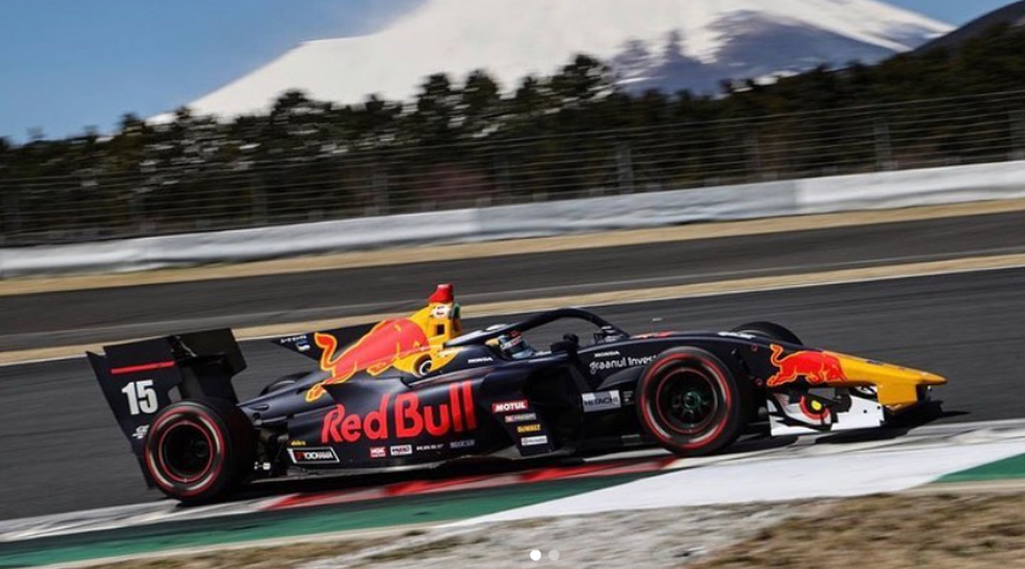 Jüri Vips Red Bulli vormeliga Fuji ringrajal.
