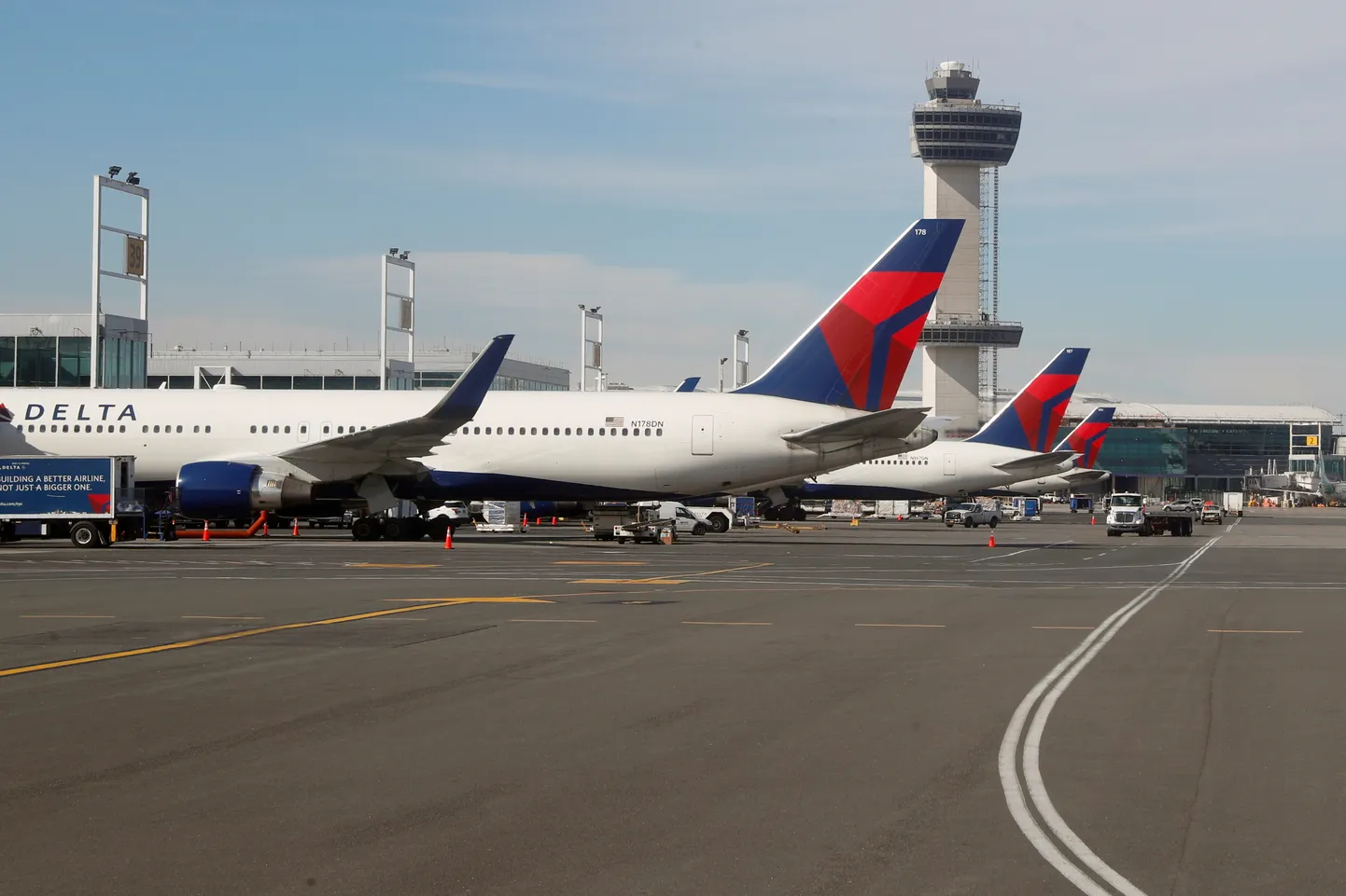 Reisilennukid seismas New Yorgi rahvusvahelises lennujaamas.