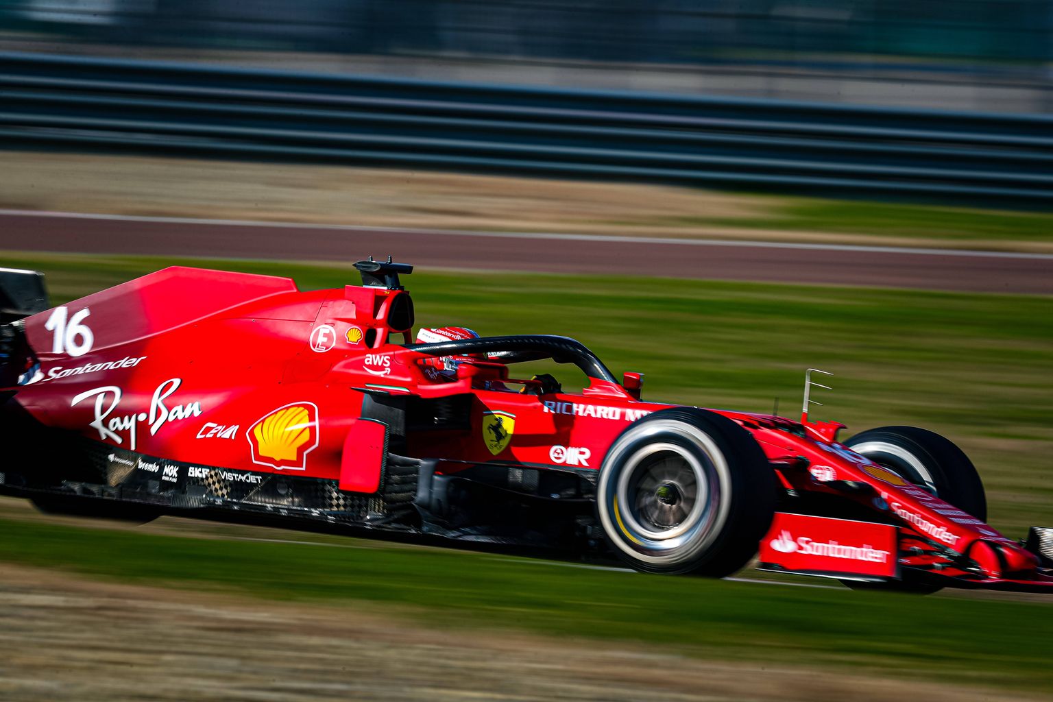 Charles Leclerc 26. jaanuaril Maranello ringrajal kaks aastat vana Ferrari SF-21 autot testimas.