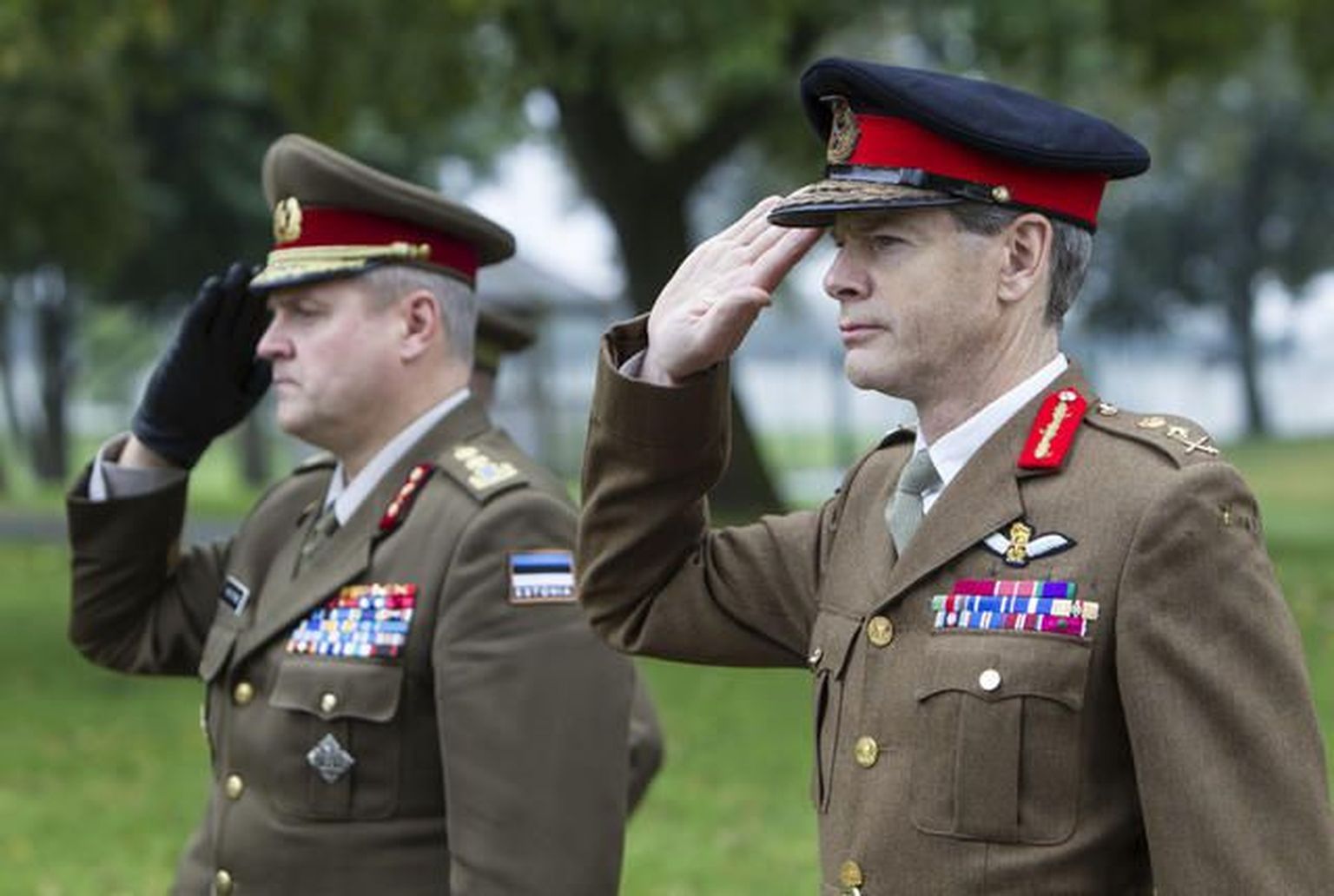 Kaitseväe juhataja kindralmajor Riho Terras (vasakul) ja NATO Euroopa liitlasvägede ülemjuhataja asetäitja kindral Adrian Bradshaw.