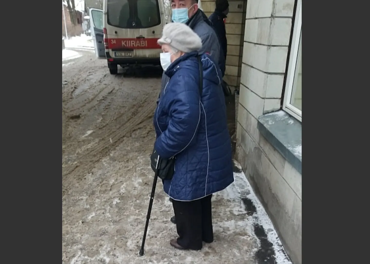 Pensionärid ootasid ITK EMOsse pääsemist õues.