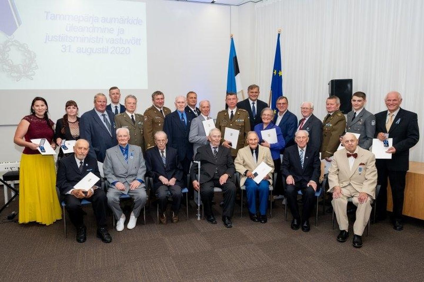 Vabaduse Tammepärja aumärgi saajad ja nende õnnitlejad tseremoonial Tallinnas.