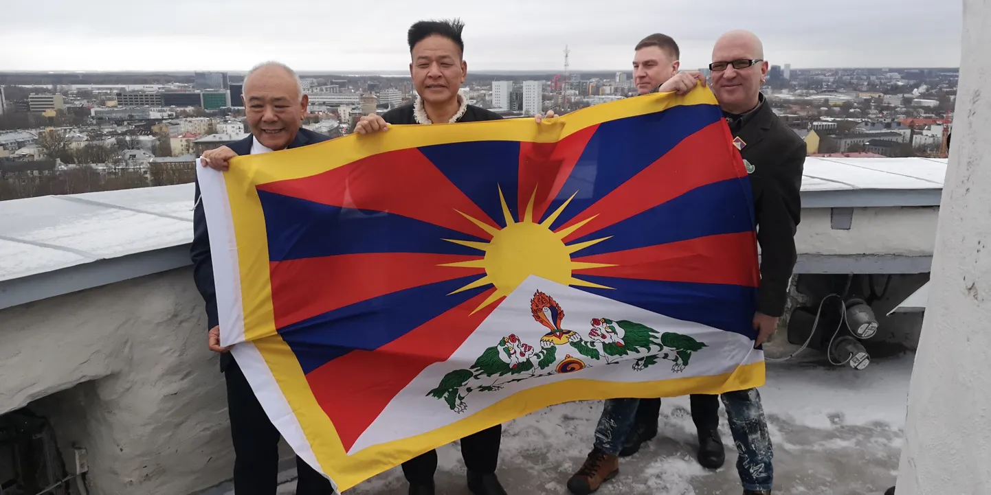 Vasakult dalai-laama eriesindaja Sonam Tsering Frasi, Tiibeti president Penpa Tsering, Roy Strider, Juku-Kalle Raid Pika Hermani tornis Tiibeti lipuga.