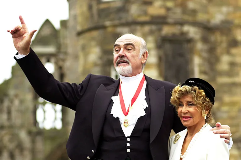 Sean Connery ja ta naine Micheline Roquebrune 2000. aasta juulis Edinburghis Holyroodhouse lossis, kus näitleja löödi rüütliks ja ta hakkas kandma tiitlit Sir