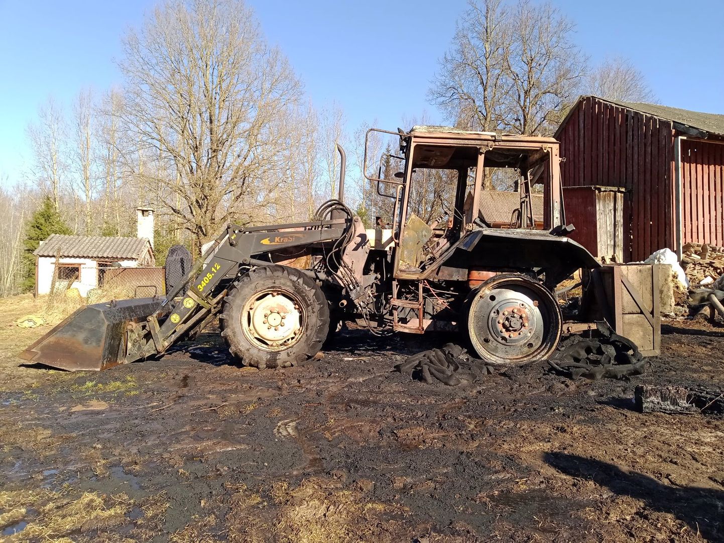 Tules hävinud traktor.