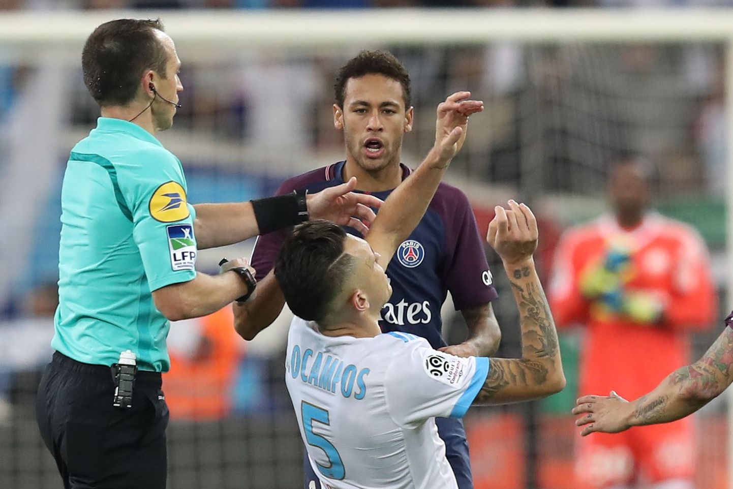 Neymar on äsja tõuganud Lucas Ocampost, kes langeb nagu niidetult murule.
