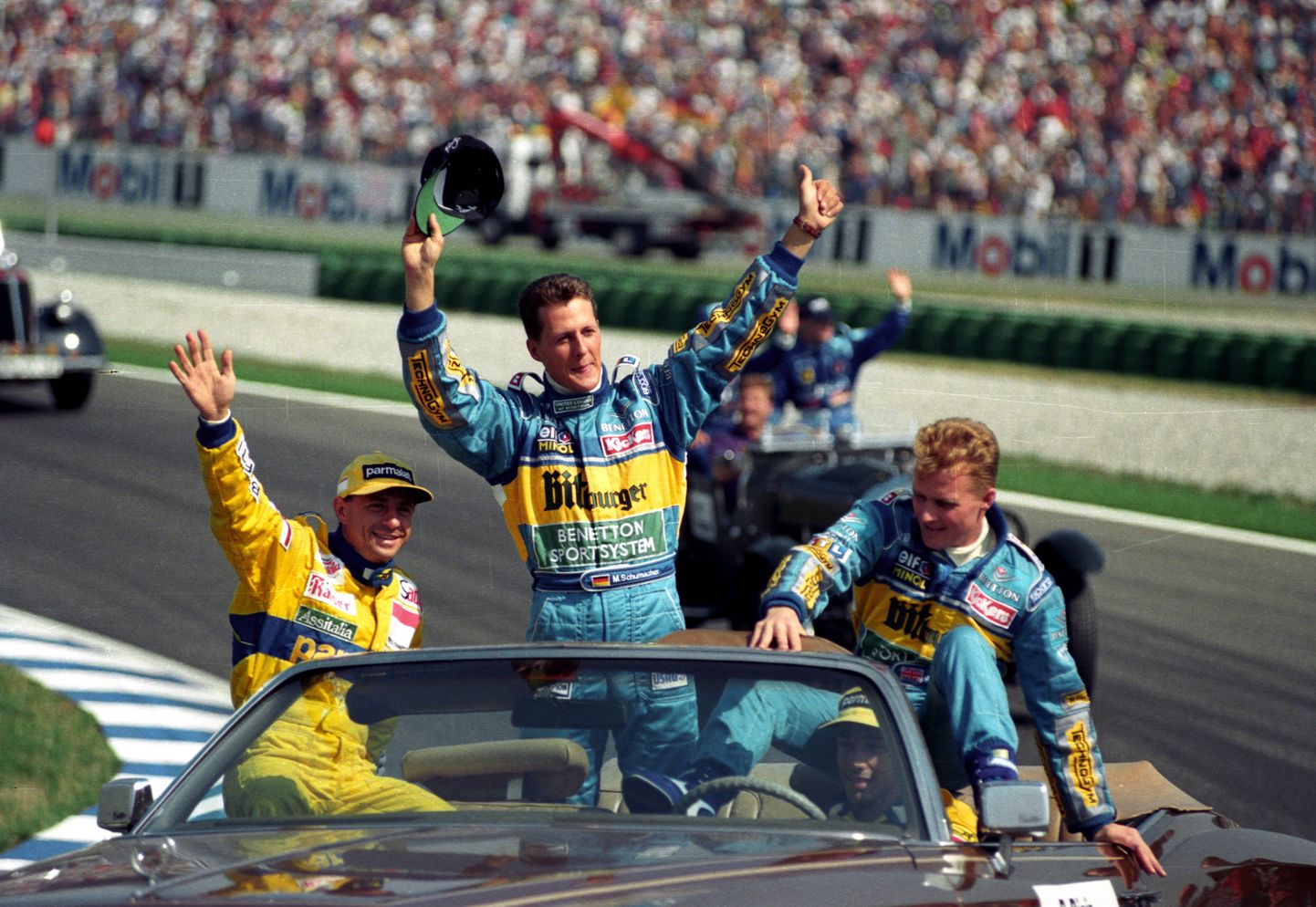 Michael Schumacher (keskel) ja Johnny Herbert (paremal) 1995. aastal.