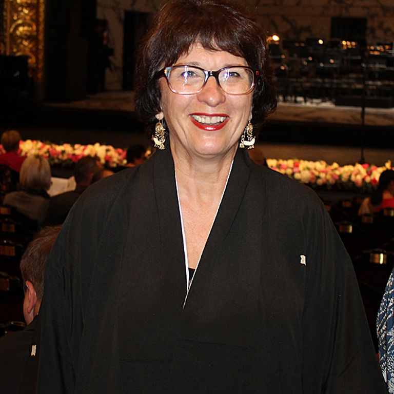 Eiroparlamenta deputāte Sandra Kalniete saposusies īstā japāņu kimono un itāļu renesanses stila auskaros 