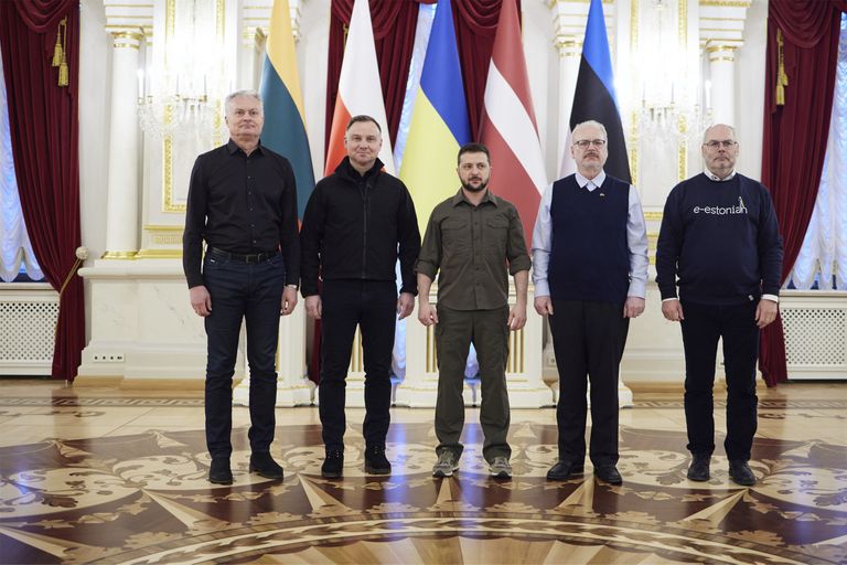 Balti riikide ja Poola presidendid külastasid Ukraina presidenti Volodõmõr Zelenskõid Kiievis.