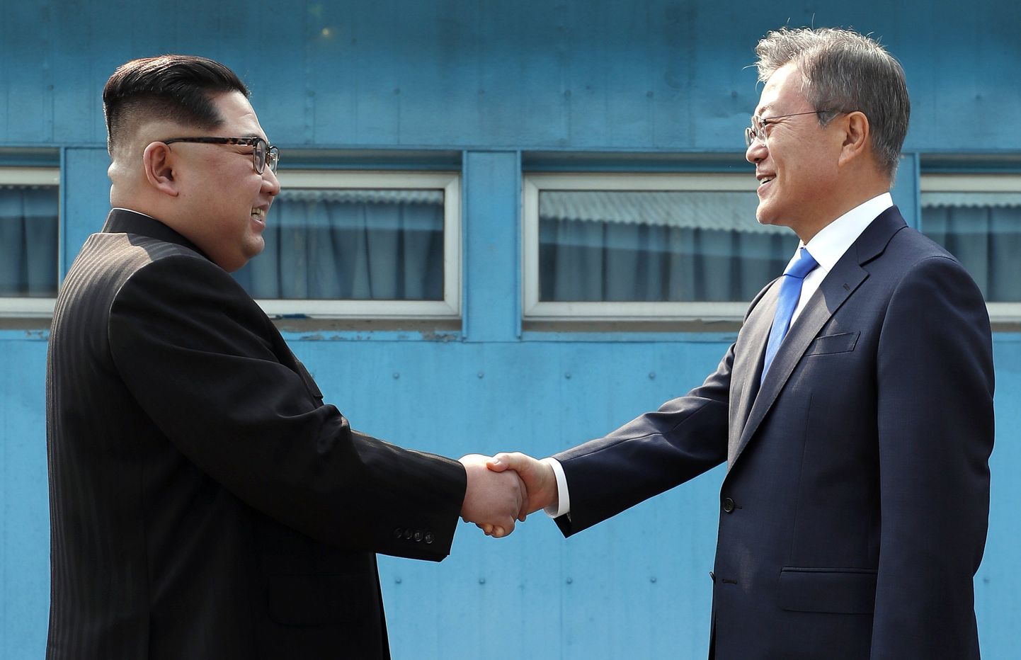Ziemeļkorejas līderis Kims Čenuns un Dienvidkorejas prezidents Muns Džēins