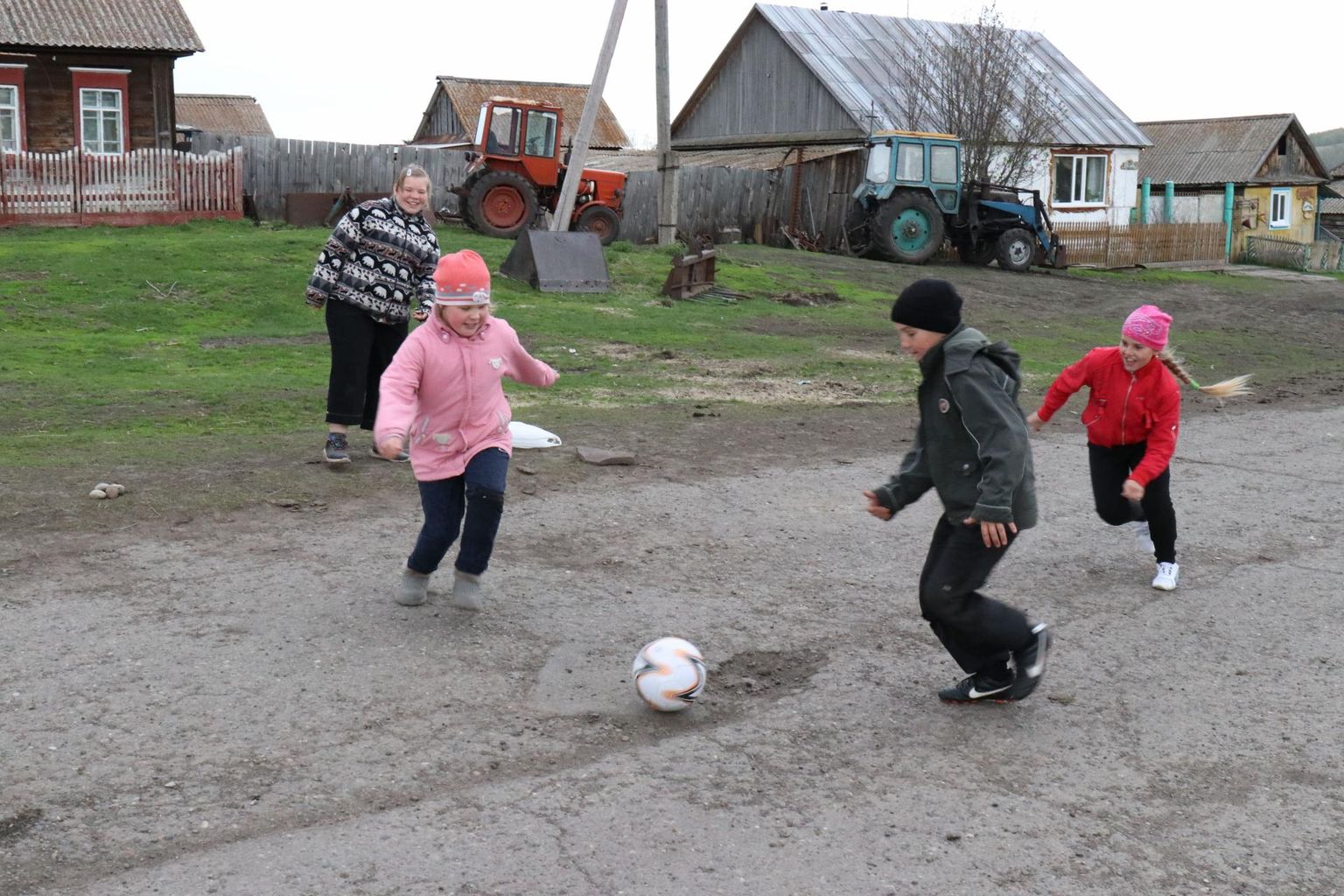 Suetuki lapsed mängivad kiriku juures jalgpalli. Kirikut taastavad soome vabatahtlikud, kes vene keelt ei oska. Kohalikud ei oska jälle soome keelt. Nii ongi jalgpall ka Suetukis universaalne keelebarjääri ületaja, vähemalt soomlaste ja laste vahel.