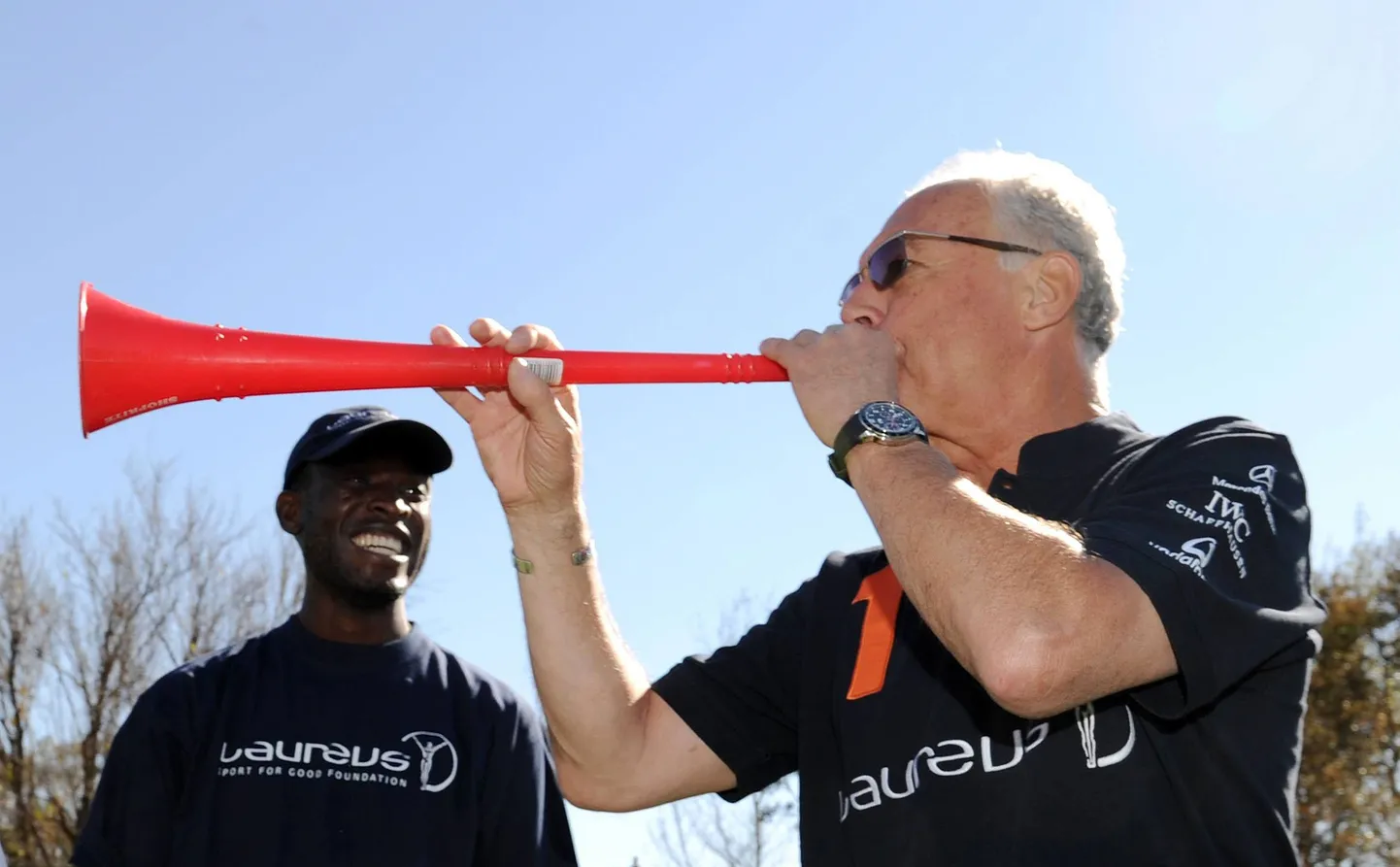Franz Beckenbauer vuvuzela't puhumas.