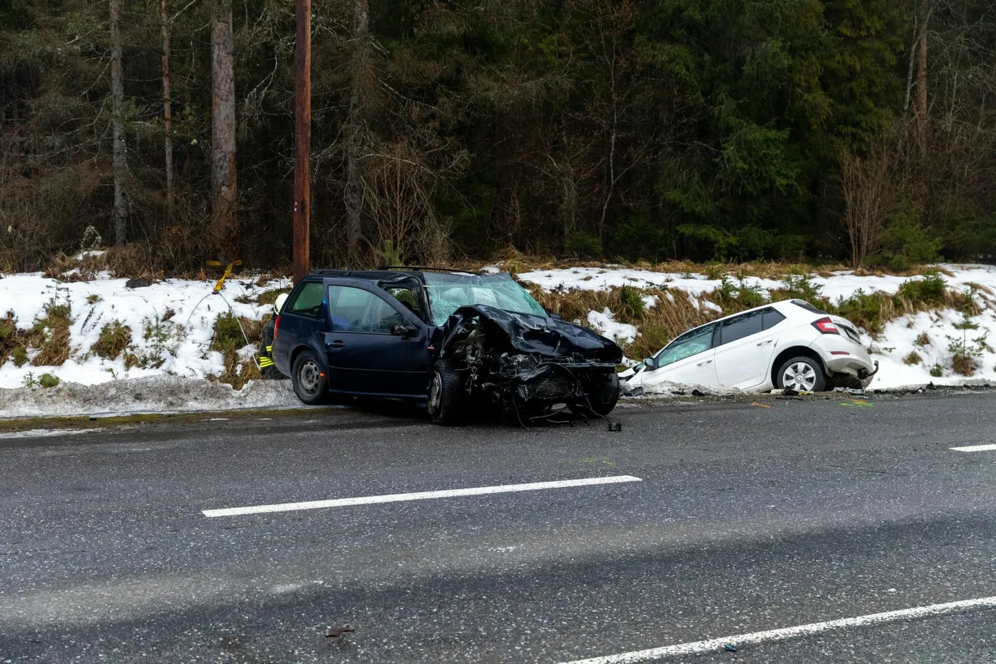 Kokkupõrge oli niivõrd tugev, et mõlemad autod kuuluvad ilmselt mahakandmisele.